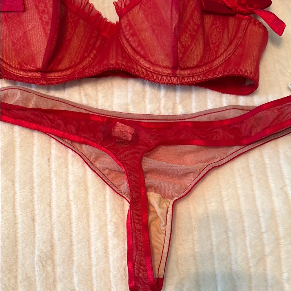New with Tags- Frederick’s of Hollywood Elegant Red Lace Lingerie Set - Picture 4 of 4